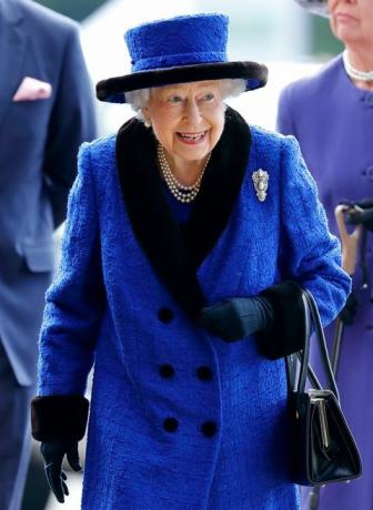 Ascot, Spojené království 16. října embargo na zveřejnění v britských novinách do 24 hodin po vytvoření královny data a času elizabeth ii navštěvuje den britských šampionů qipco na dostihovém závodišti v ascotu 16. října 2021 v anglickém ascotu foto by max mumbyindigogetty obrázky