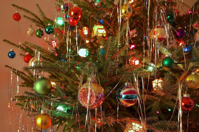 kýč ve stylu 70. let zdobený vánoční stromeček