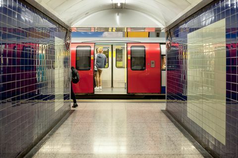 vlak metra stojící na stanici s otevřenými dveřmi, Londýn, Velká Británie