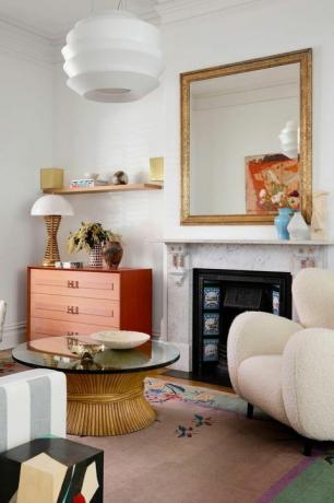 barevný malý obývací pokoj se zrcadlem
