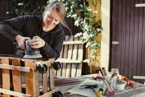 Žena broušení venkovní stojan vyrobený z palle - upcycling