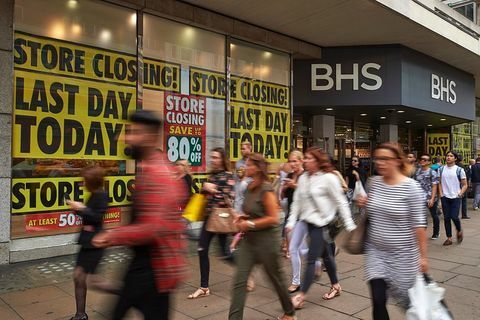 Chodci chodí kolem maloobchodního prodejce BHS (British Home Stores) na Oxford Street v centru Londýna 13. srpna 2016 během posledního dne obchodování, než se obchod zavře. Britský obchodní řetězec BHS má ukončit ztrátu až 11 000 pracovních míst, uvedli správci v červnu 2016 poté, co se nepodařilo najít kupujícího. 88letý řetězec, který prodává oblečení, jídlo a domácí potřeby, nedokázal držet krok tradiční soupeři jako Marks & Spencer a online giganti jako Amazon, což má za následek velkou ztrátu podíl na trhu. Londýnský vlajkový obchod na Oxford Street se na konci obchodování uzavře 13. srpna 2016, podle zpráv se všechny obchody mají uzavřít do 20. srpna