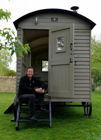 Bývalý předseda vlády David Cameron kupuje návrhářskou zahradní boudu - pastýřskou chatu - v hodnotě 25 000 GBP