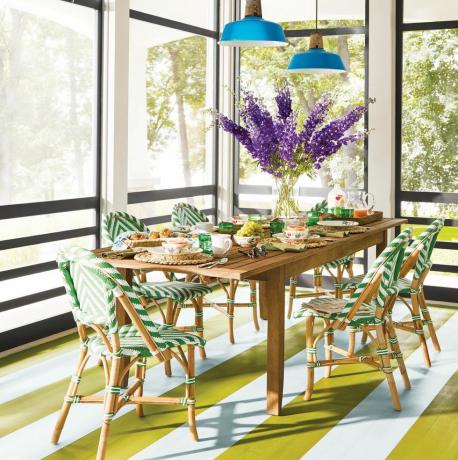 barevné stíněné verandě s jídelním stolem