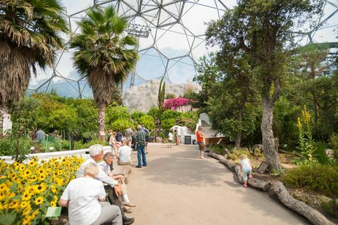 Eden Project návštěvníci uvnitř jedné z malých kopulí