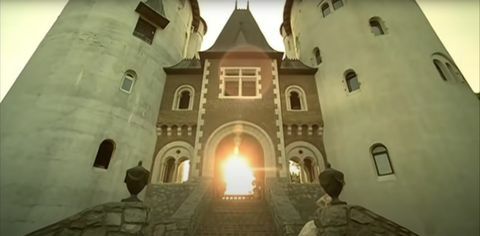 Castle Gwynn, jak se objevuje v hudebním videu Taylor Love „Love Story“