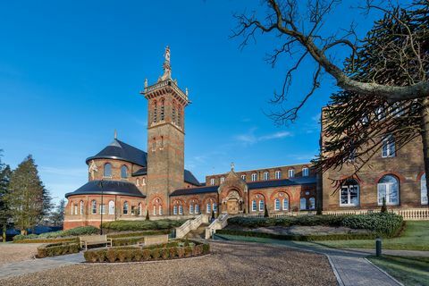 BBC One je Call Midwife dům k pronájmu