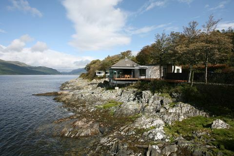 Cape Cove, dům vystupoval v BBC The Nest, natočený v Loch Long, kousek od Glasgow