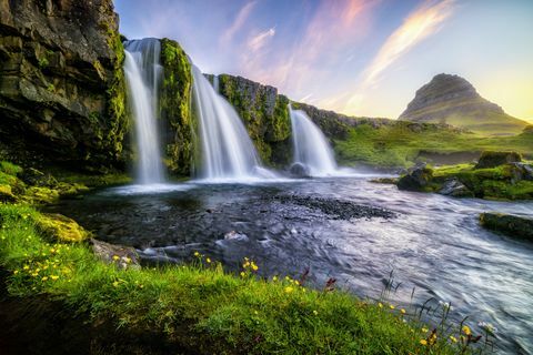 Kirkjufell při východu slunce v létě