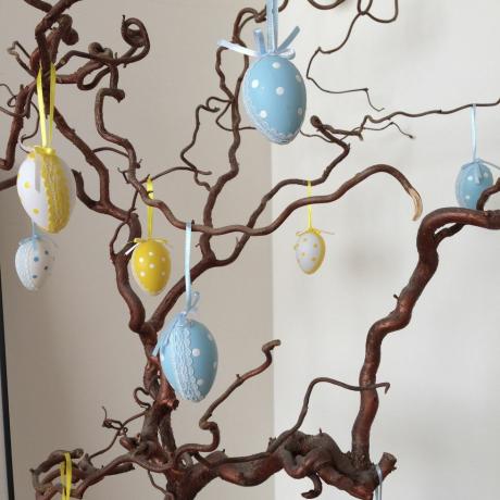 Pěkná velikonoční vajíčka visící na stromě uvnitř
