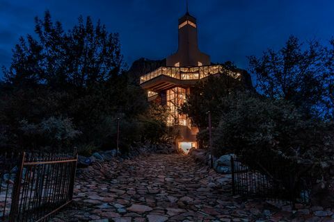 Falcon Nest, nejvyšší rodinný dům na světě, postavený na svahu Prescott, Arizonský Thumb Butte