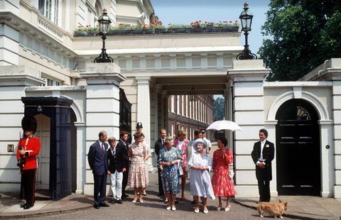 královská rodina před Clarence House na 90. narozeniny královny matky