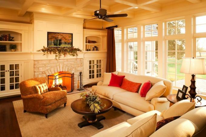 Teplý elegantní prosluněný obývací pokoj.
