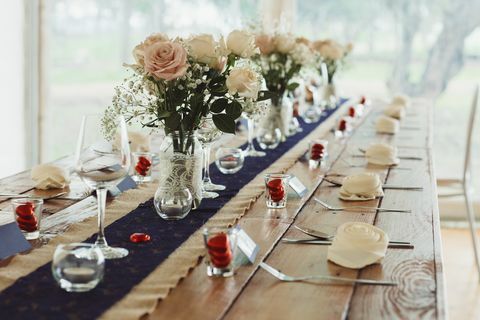 Nastavení tabulky svatební recepce ve venkovském stylu