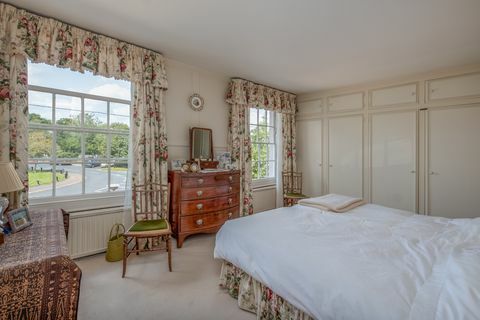 Rose Cottage, dětský domov herce Pink Panther Davida Nivena ve vesnici Bembridge na ostrově Wight, je v prodeji za 975 000 liber.