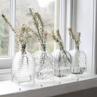 Lisovaná skleněná váza na čtvercové lahve