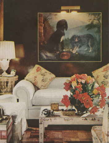 obývací pokoj s portrétem psů a bílou pohovkou