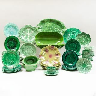 Sestavená skupina zeleného glazovaného nádobí z majoliky