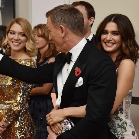 daniel craig a rachel weisz stojí s herci před světovou premiérou nového strašidla z bondovky