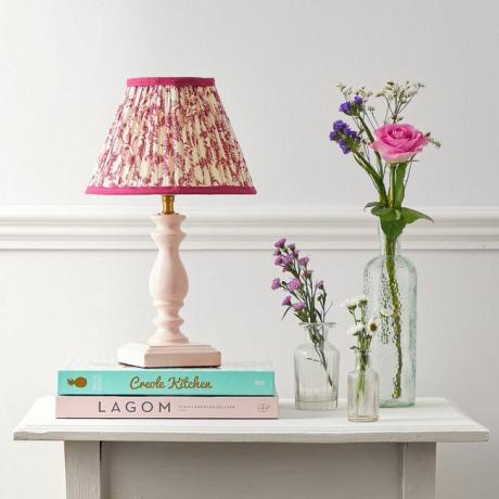 Stolní lampa Wilma ve světle růžové barvě