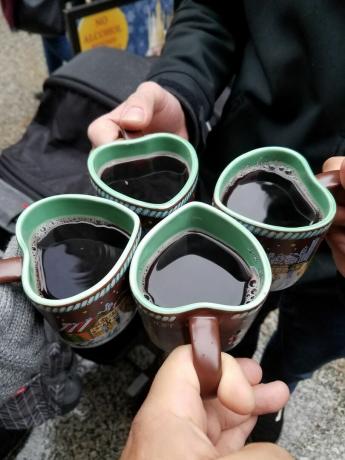 užívat si glühwein na christkindlmarket v chicagu