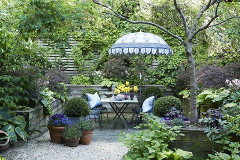 dvorek, rostliny v květináčích, venkovní jídelní židle, venkovní jídelní stůl, slunečník
