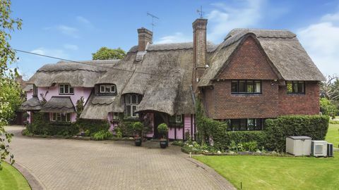 růžová došková chata na prodej v hertfordshire
