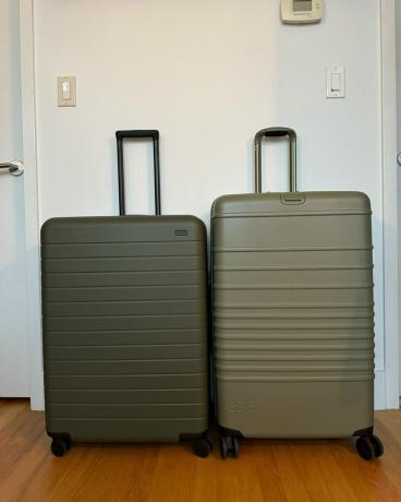 pár kufrů v místnosti