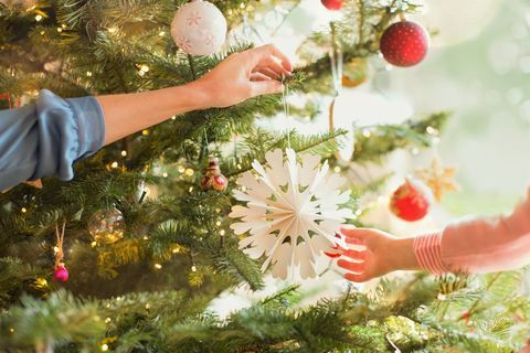 Matka a dcera visí vločka ornament na vánoční stromeček