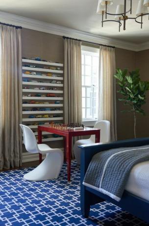 modrá ložnice s červeným šachovým stolem