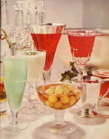 osm koktejlů na stůl