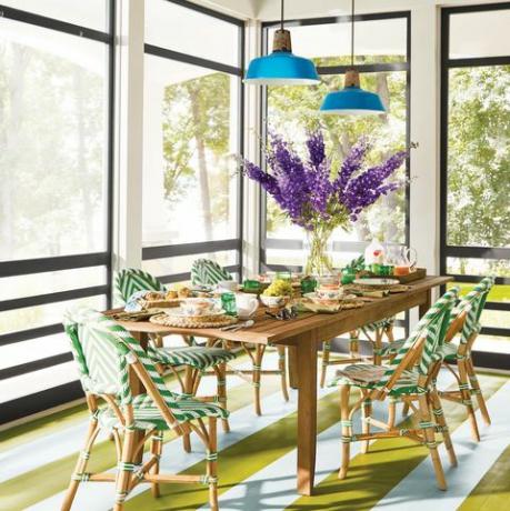 barevné promítané ve verandě s jídelním stolem