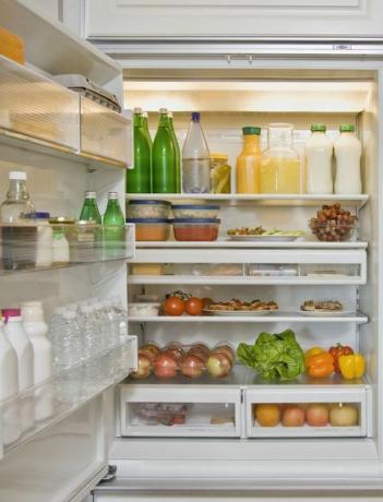 lednice plná ovoce a zeleniny