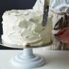 Tento prostý bílý dort má uvnitř slavnostní překvapení!