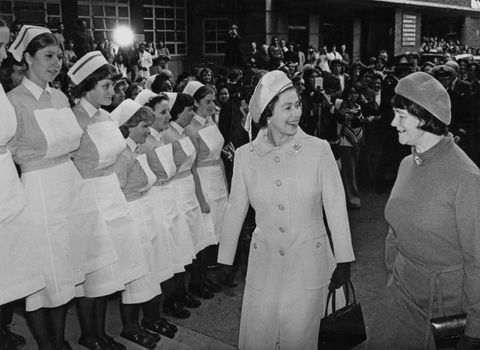 královna Alžběta II. navštívila nemocnici Great Ormond Street Hospital, Londýn, 10. listopadu 1977