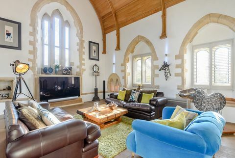 Církevní nemovitost na prodej - interiéry obývacího pokoje