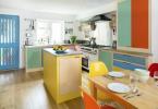 Tato vícebarevná kuchyně připomíná, že naše obytné prostory mohou být funkční a zábavné
