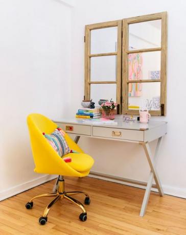 žlutá židle, stůl