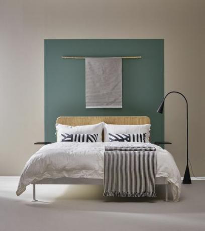 IKEA přizpůsobitelná postel