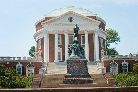 Socha Thomase Jeffersona před rotundou v kampusu University of Virginia, Charlottesville, Virginia