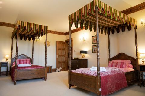 Ložnice s velkými manželskými postelemi