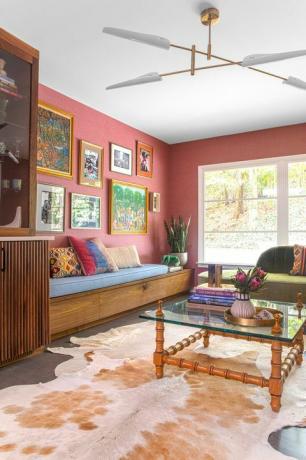 obývací pokoj, červená obložení stěn, zelená pohovka, lavice, nástěnné umění galerie,
