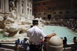 Římský starosta Virginia Raggi zakazuje jíst a pít v blízkosti historických fontán