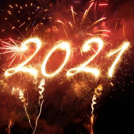 prskavka šťastný nový rok 2021 s ohňostrojem