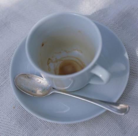 Prázdný potřísněný hrnek na kávu / šálek