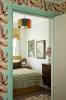 Malý londýnský byt interiérového designéra plný barev a vzorů