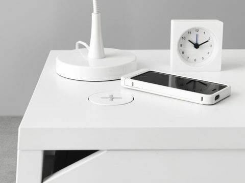 Noční stolek Ikea Selje s bezdrátovou nabíječkou