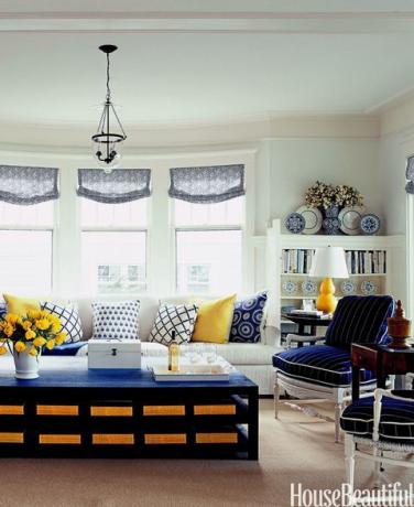 modrý a žlutý obývací pokoj