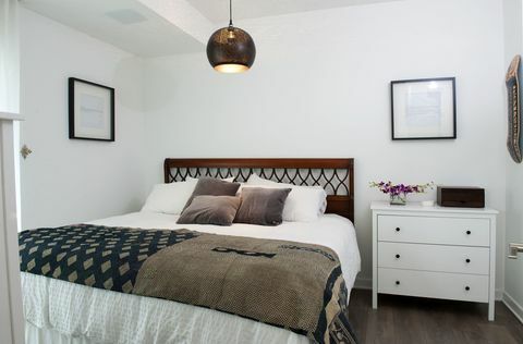 Malá ložnice s manželskou postelí a komoda