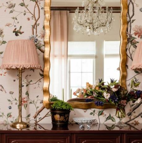 růžová květinová tapeta, stolní lampa s růžovým stínidlem